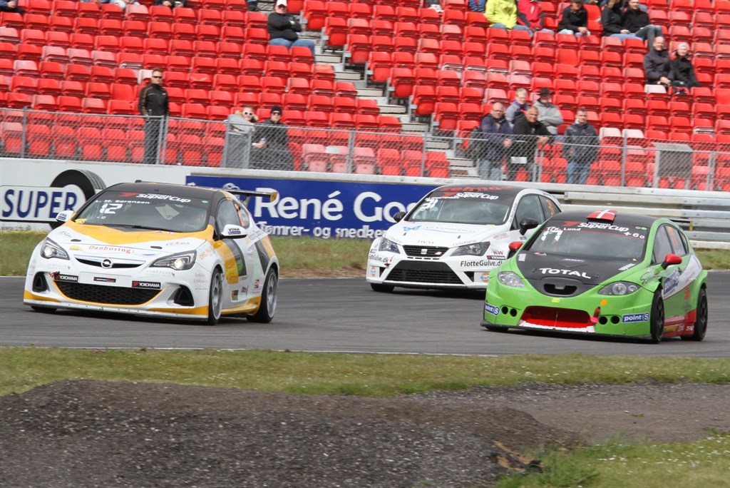 De mange tilskuere der var gået til præmieoverrækkelse ved DTC gik glip af noget flot motorløb på banen i Yokohama SuperCup.
(Foto: Keld Dohm)